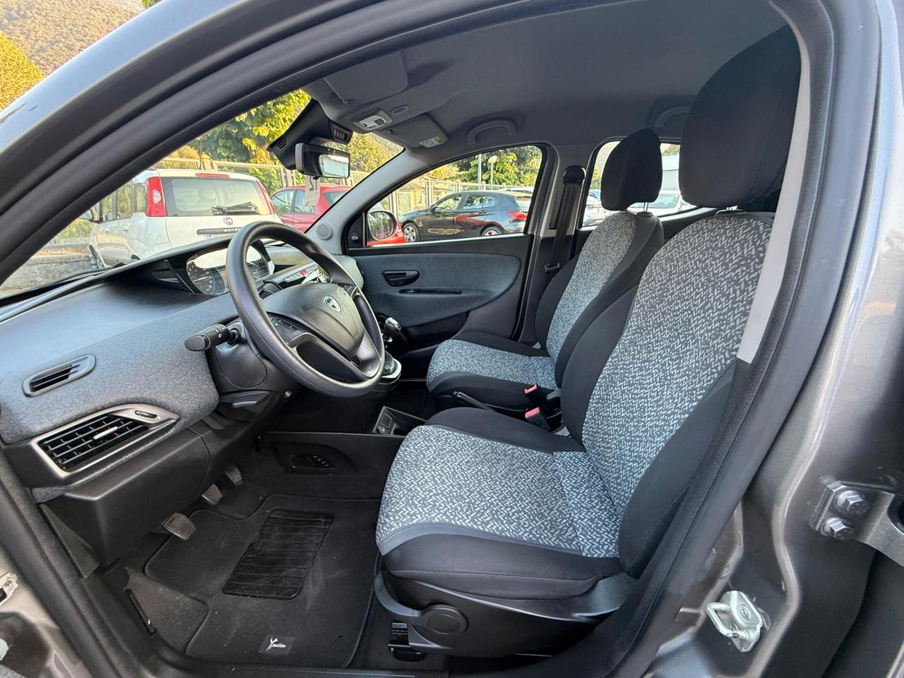 Lancia Ypsilon 1.0 FireFly S&S Hybrid Ecochic Silver