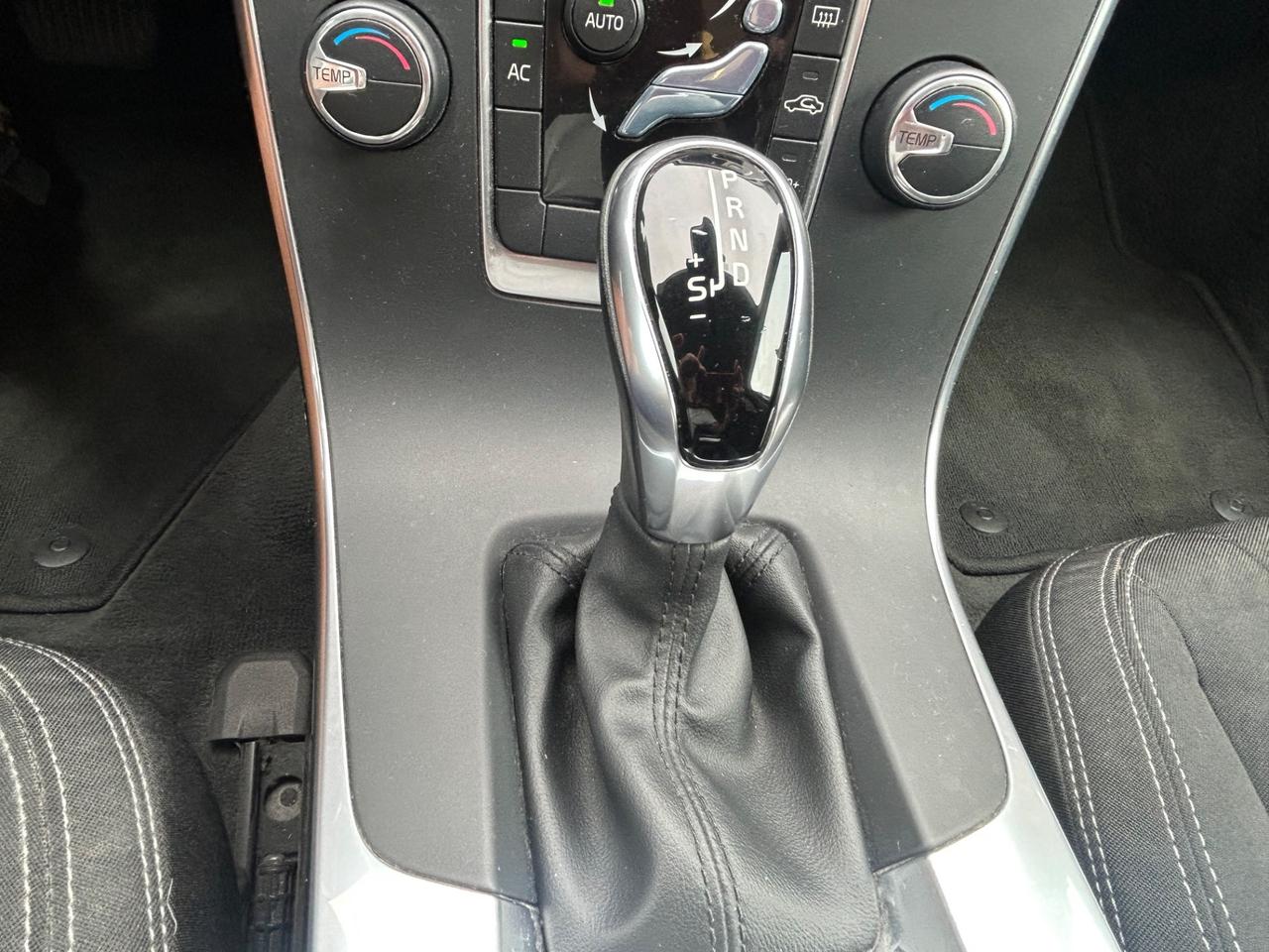 Volvo V60 D2 Geartronic Summum