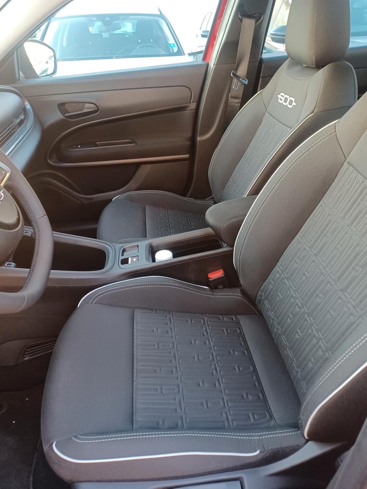 Fiat 600 Hybrid 110 CV DCT MHEV Business. KM 0