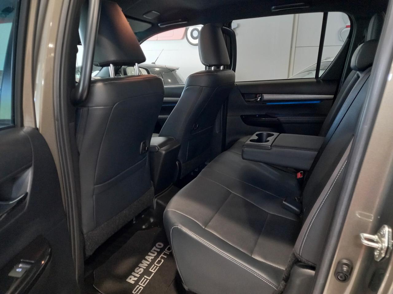 Toyota Hilux 2.8 D A/T 4WD 4 porte Double Cab Invincible