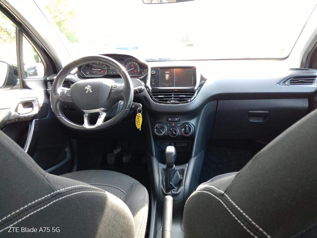 Peugeot 208 1.2 benzina Neopatentati