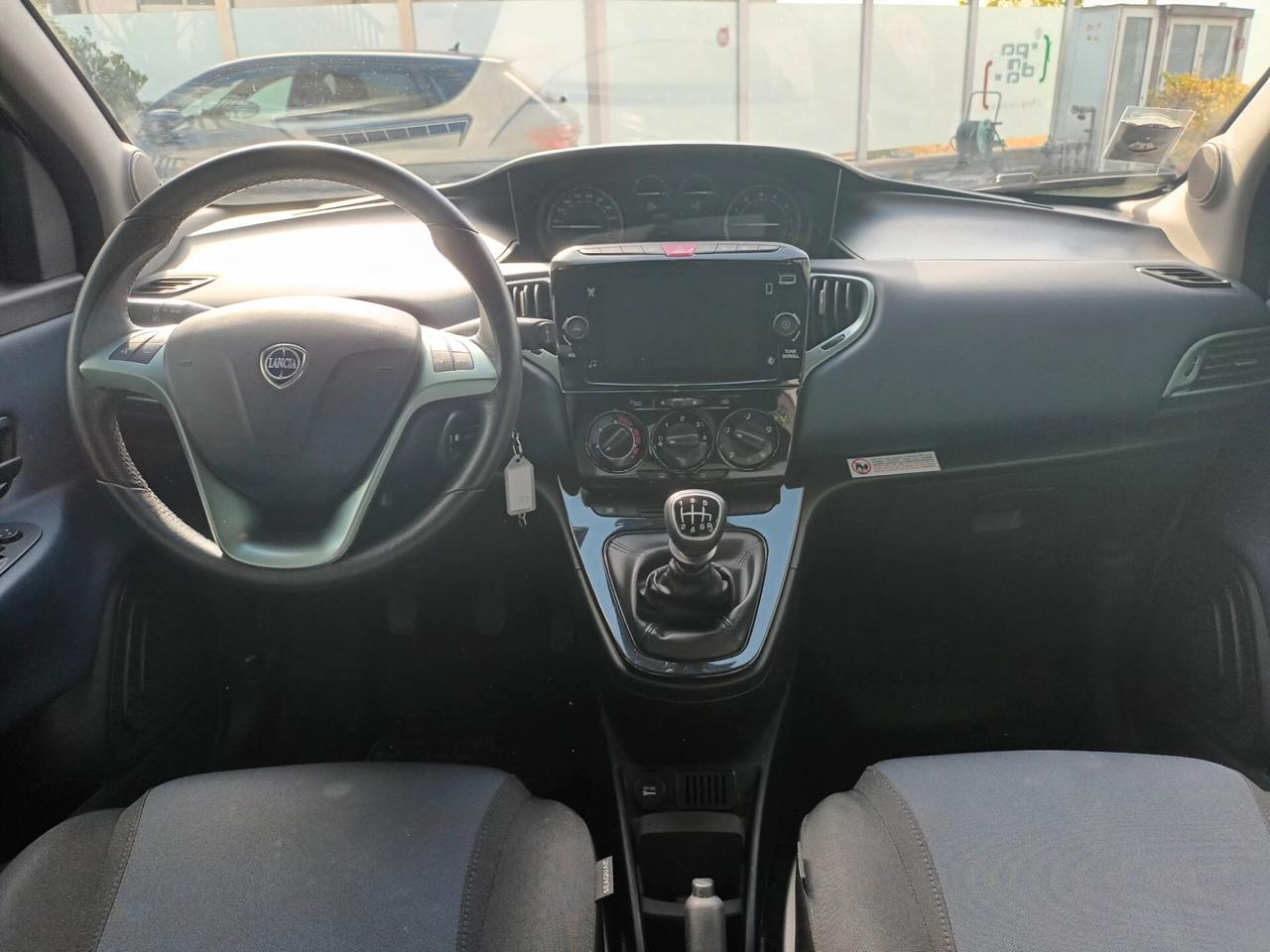 Lancia Ypsilon 1.0 Platino Hybrid 70 CV