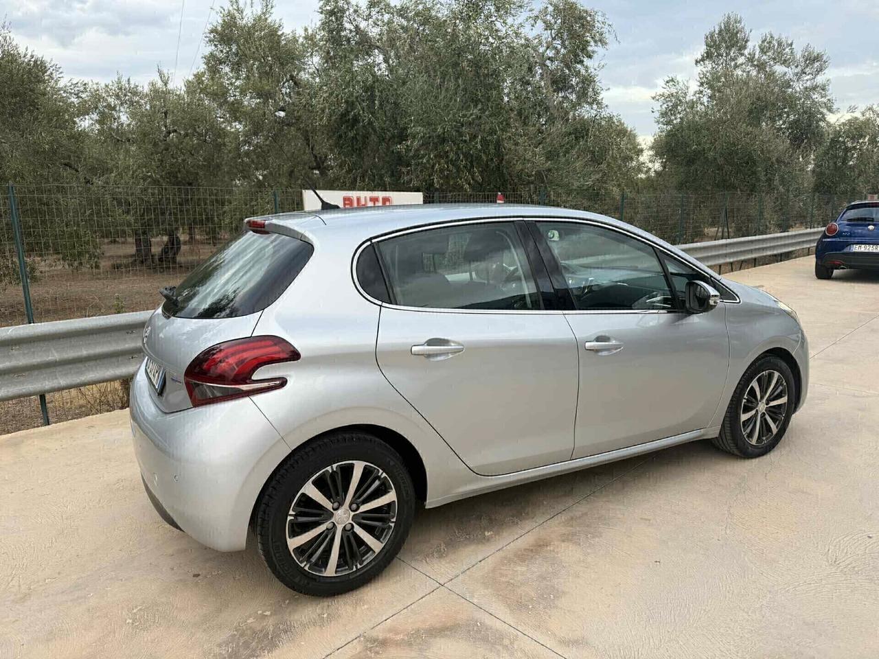 Peugeot 208 PureTech Allure 1.2 BENZINA 2015.