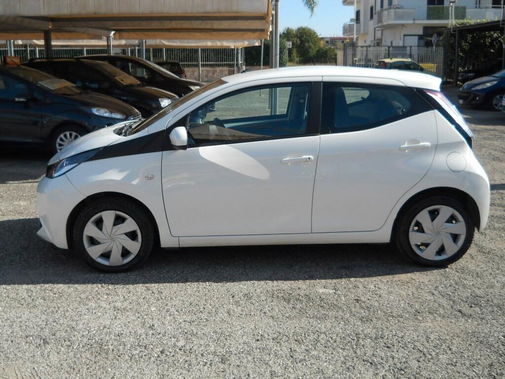 Toyota Aygo 1.0 VVT-i 69 CV 5 porte x-play MMT AUTOMATICA