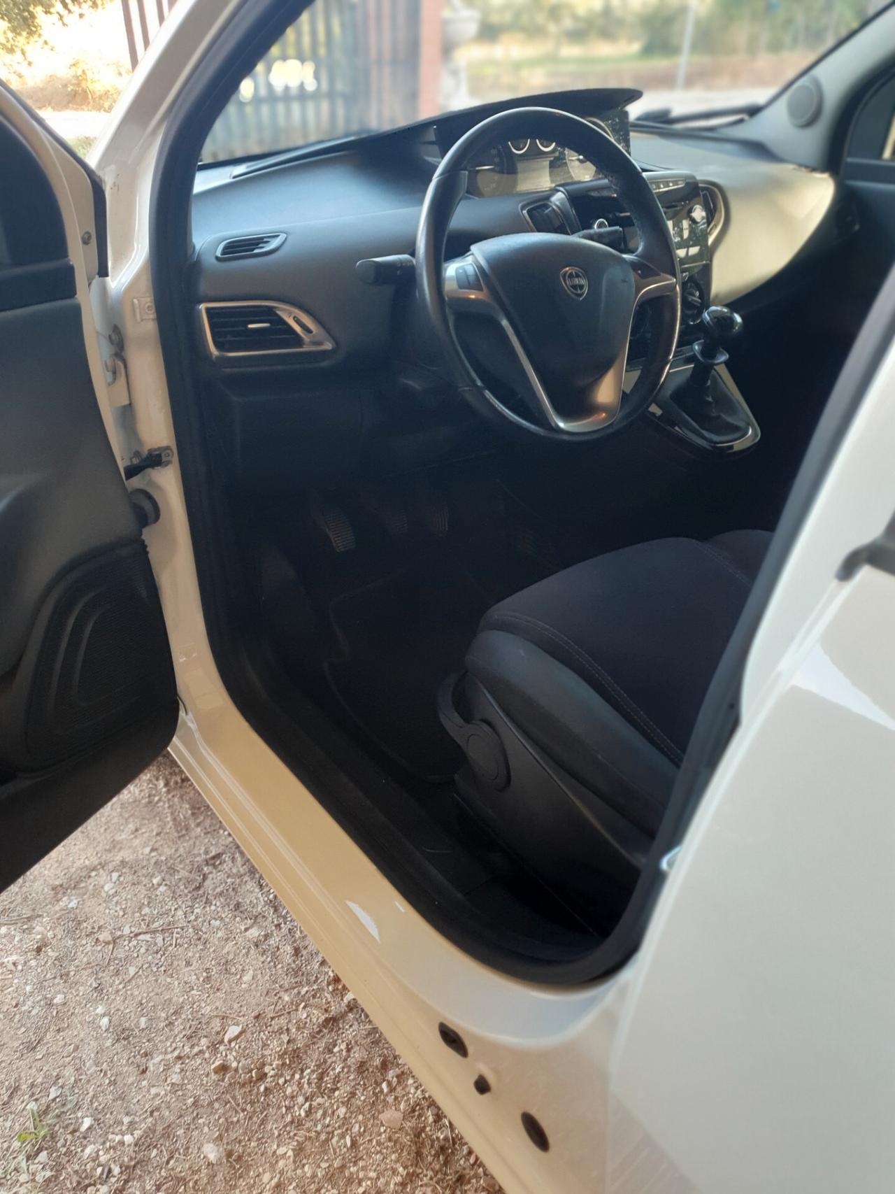 SUPER OCCASIONE: Lancia Ypsilon full, Turbo/Metano - Interni come NUOVI!