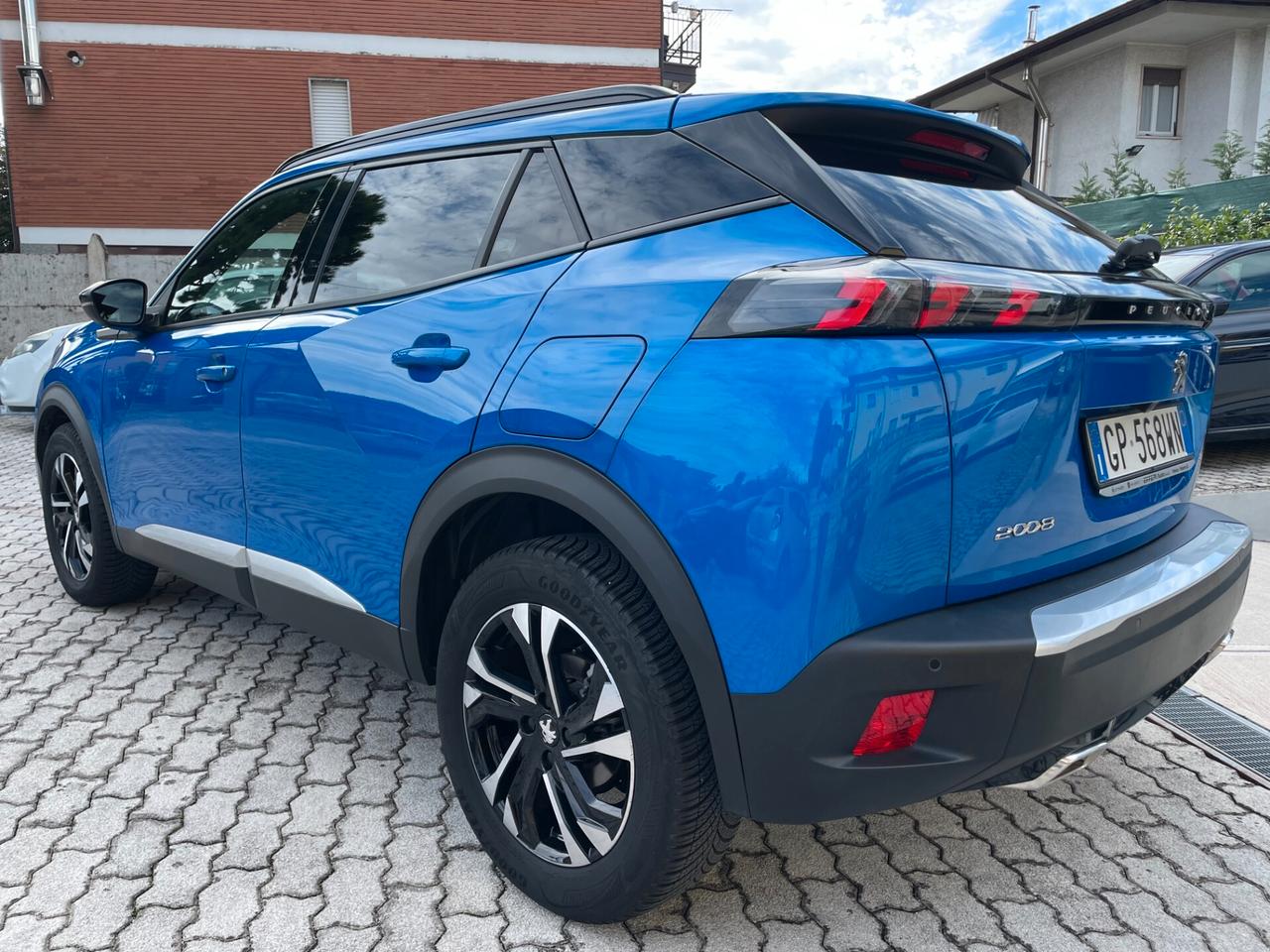 Peugeot 2008 1.2 puretech Allure AUTOMATICA NESSUN VINCOLO