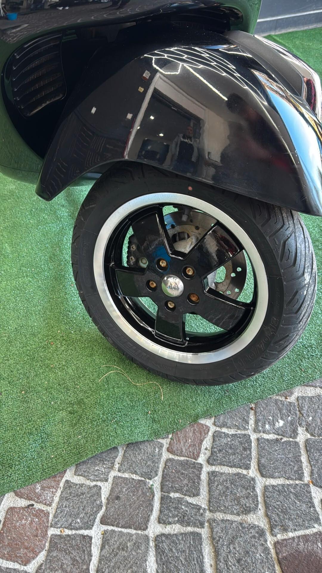 Piaggio Vespa 300 GTS