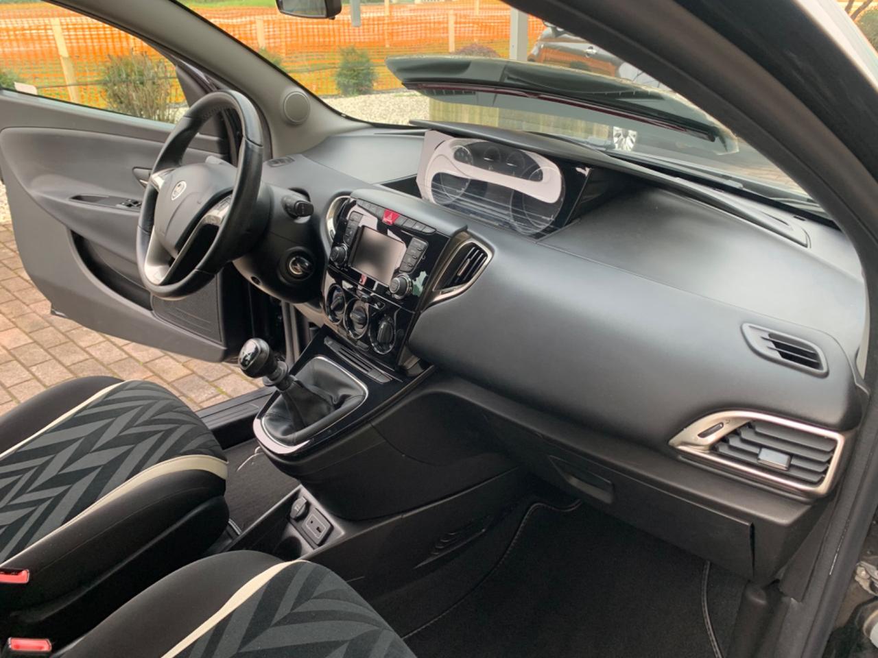 Lancia Ypsilon 1.2 69 CV 5 porte Platinum