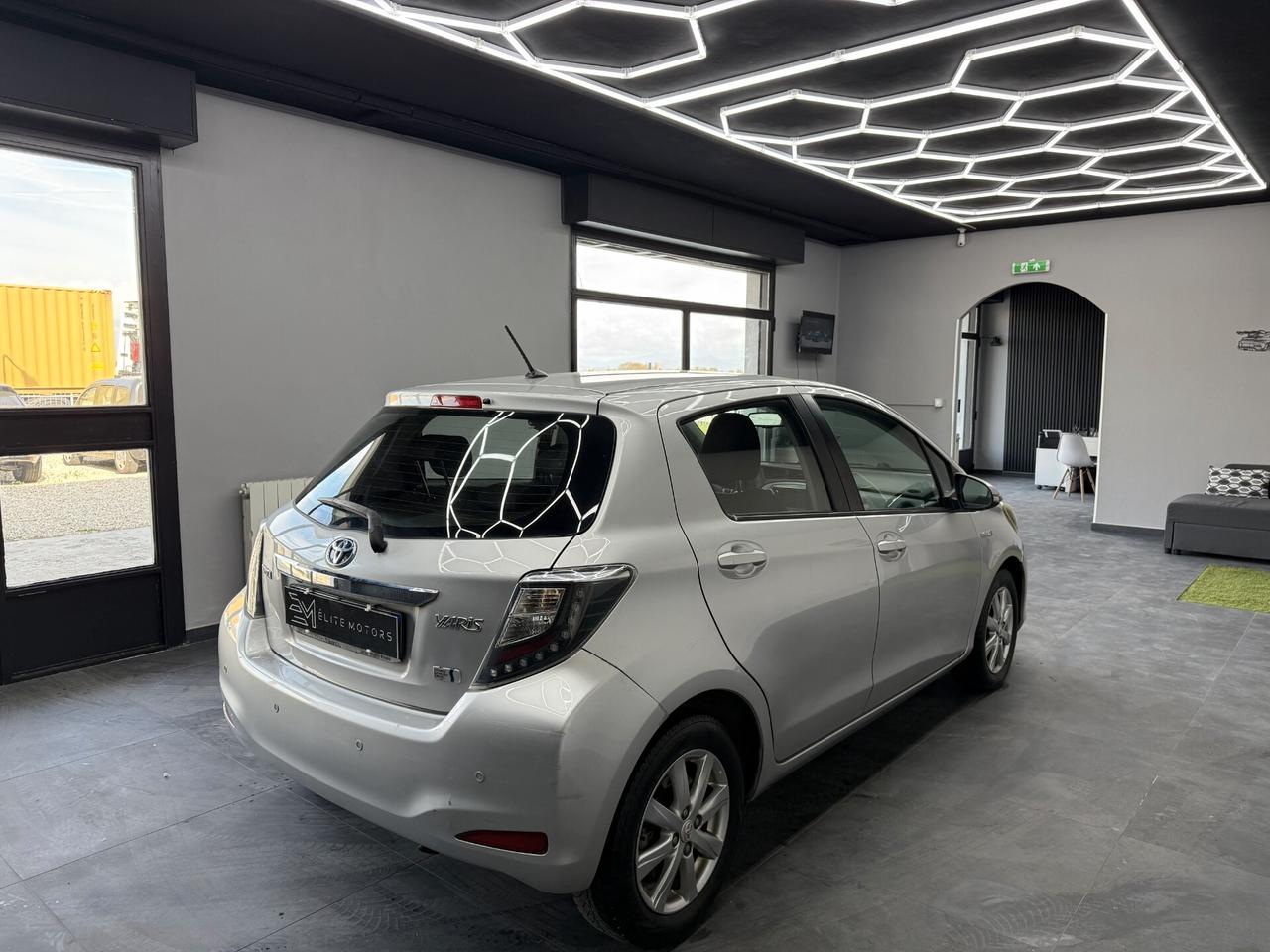 Toyota Yaris HYBRID LOUNGE