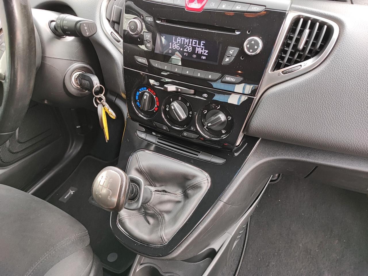 Lancia Ypsilon con 26 Euro 450 km