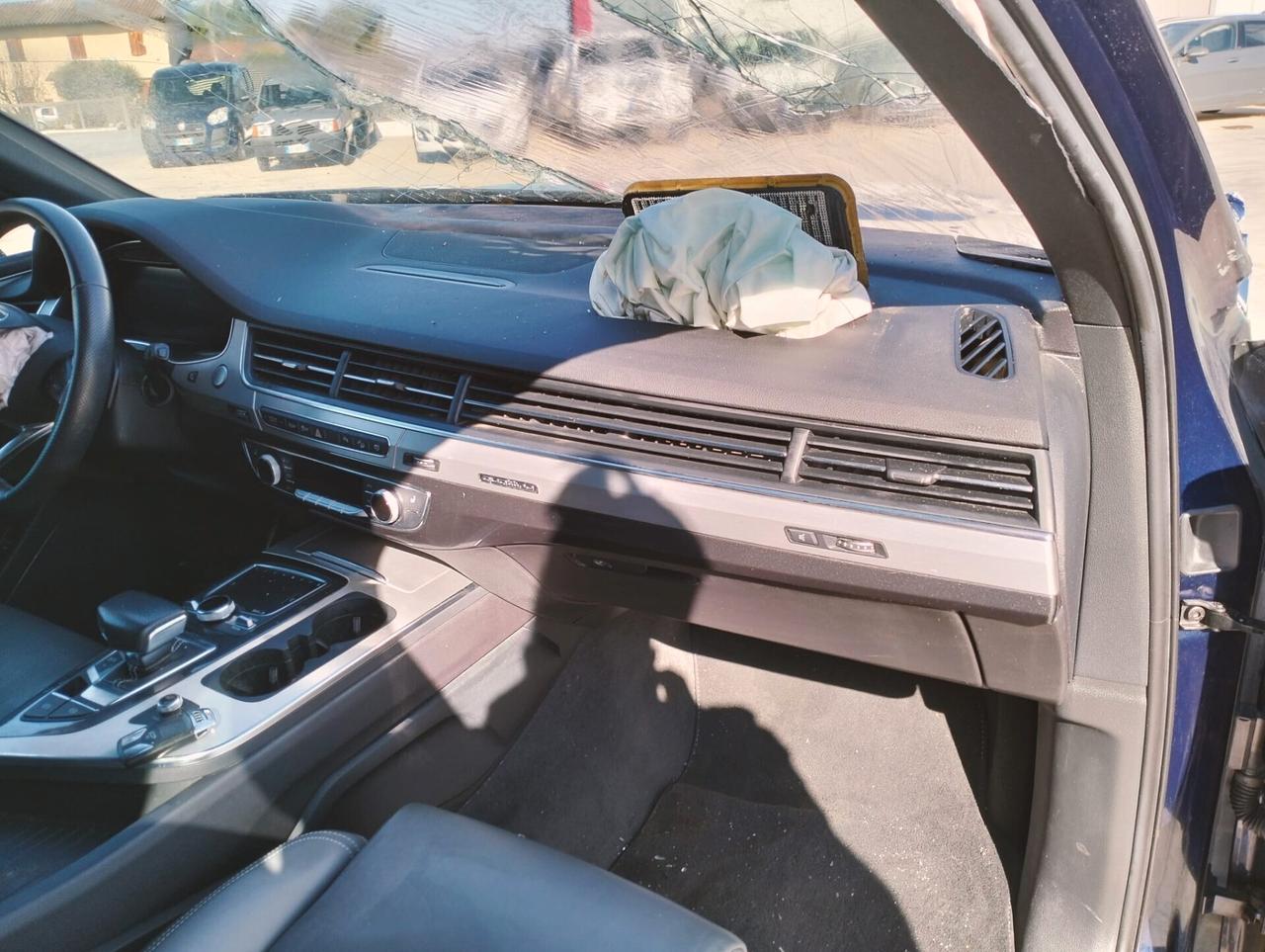 Audi Q7 50 3.0 TDI quattro S-Line 7 posti - SINISTRATA - NO EXPORT -