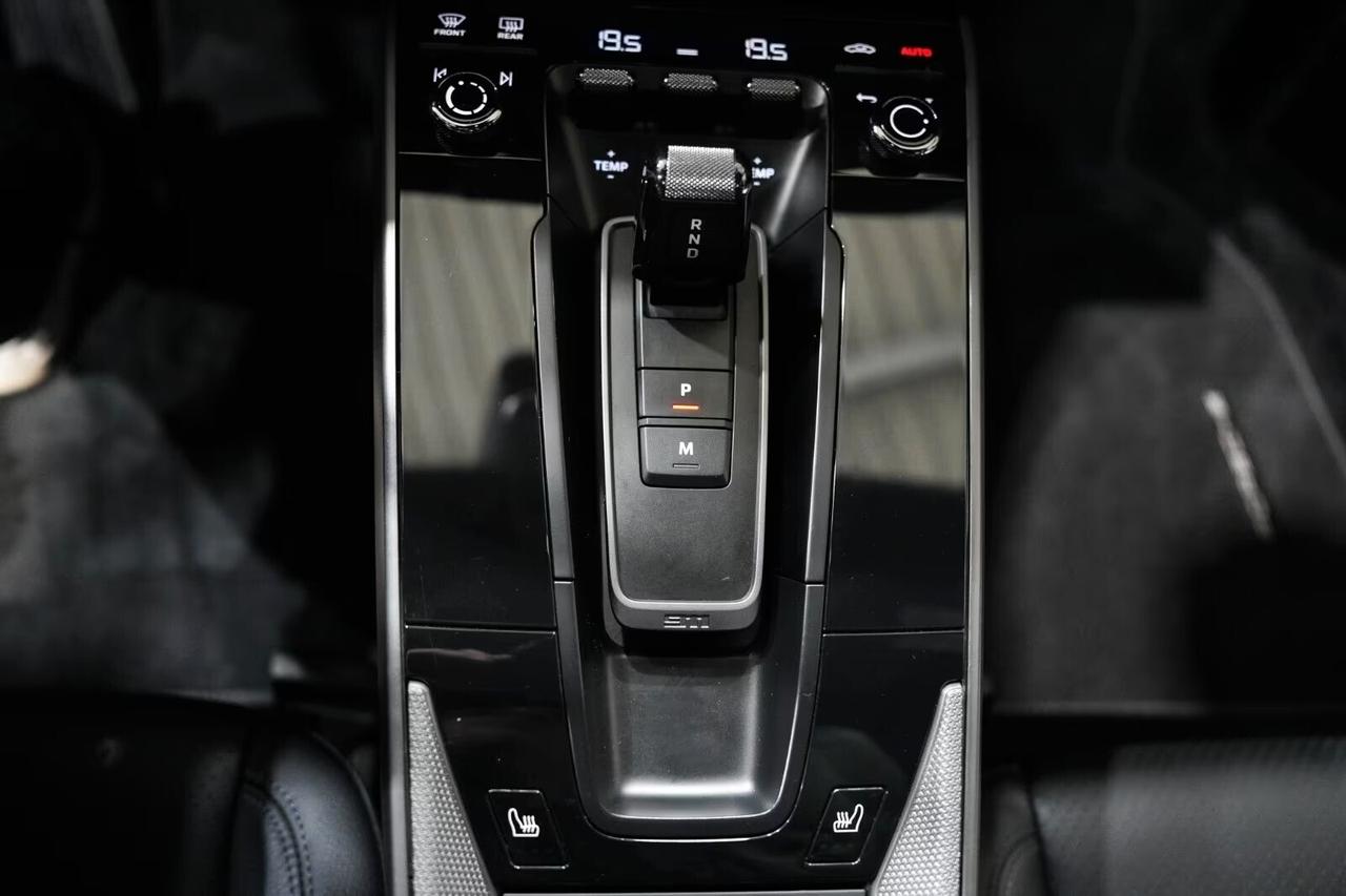 Porsche 992, 911 Coupe 3.0 Carrera auto, sedili sportivi