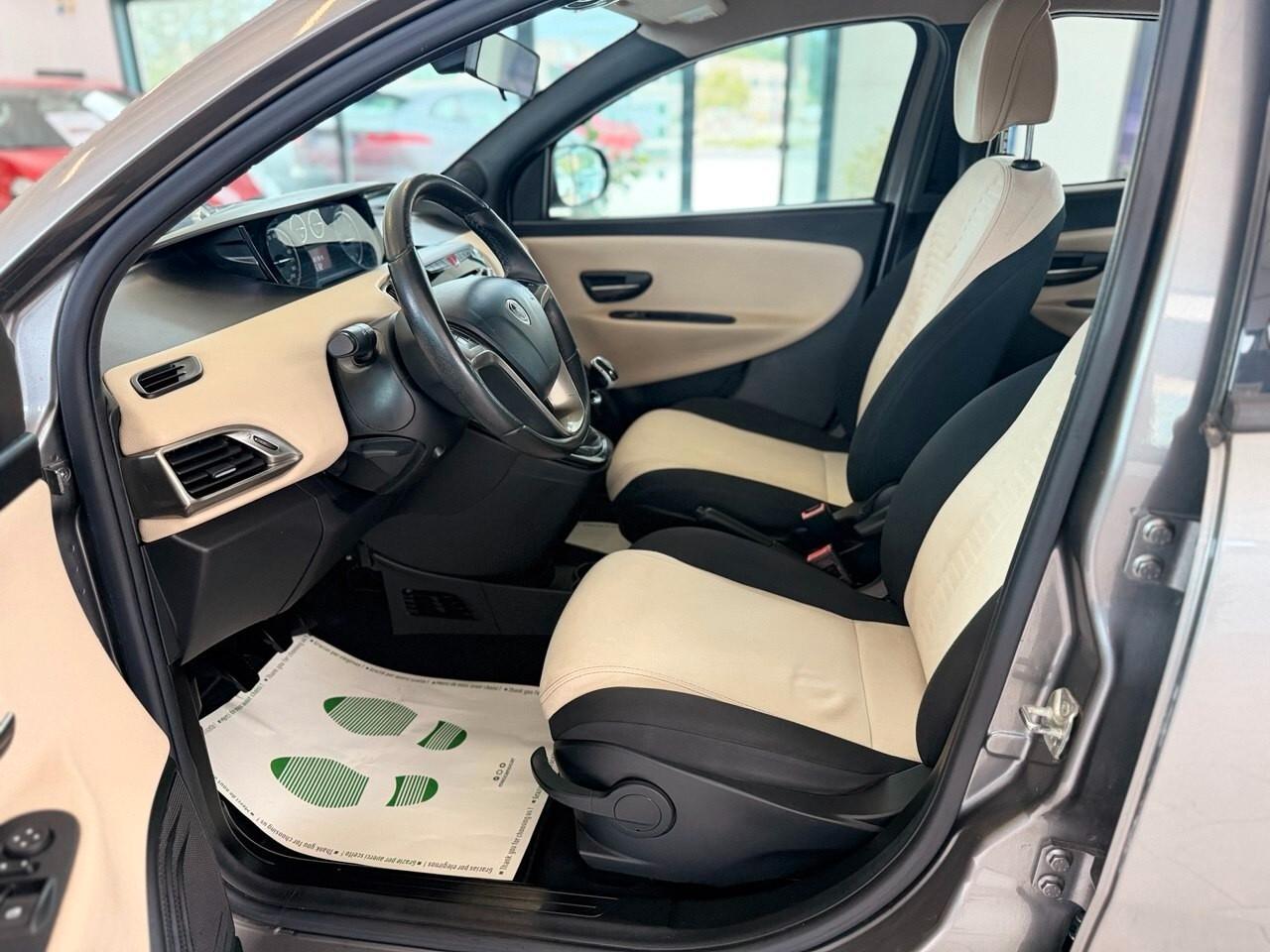 Lancia Ypsilon 0.9 TwinAir 85 CV 5 porte Metano Ecochic Silver