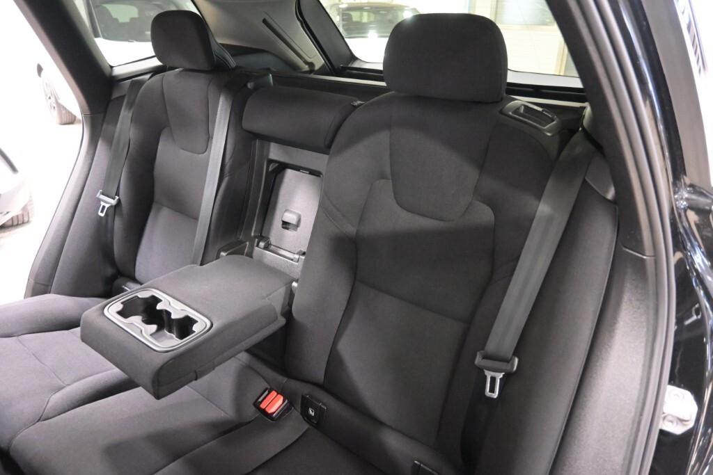 VOLVO XC60 2.0D 197CV B4 (D) GEARTRONIC MOMENTUM ( FARI LED - COCKPIT - NAVI - SENSORI POST. - CERCHI 18 )