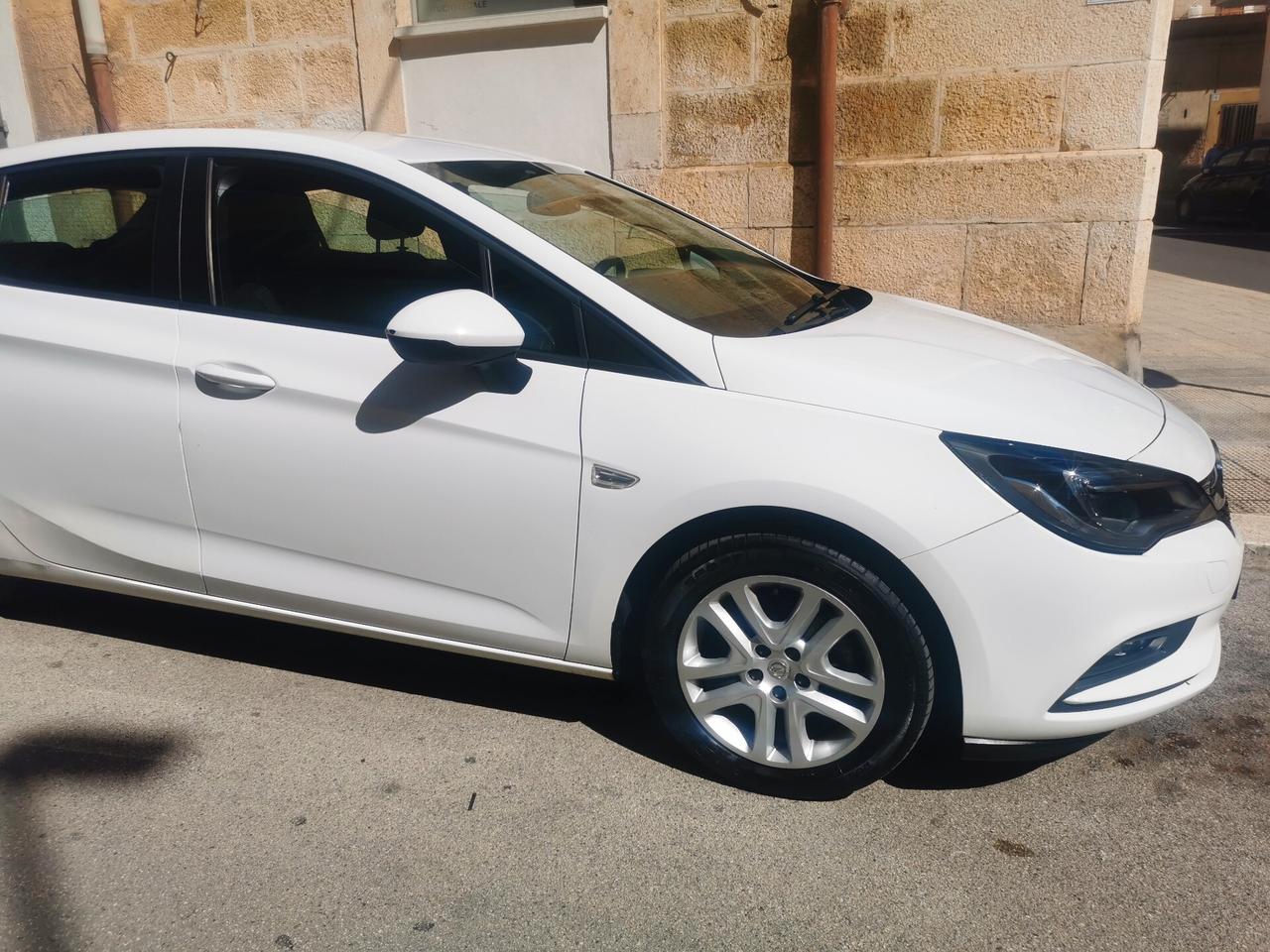 Opel Astra 1.6 CDTi 5 porte 95 cv berlina neo patentati full optional