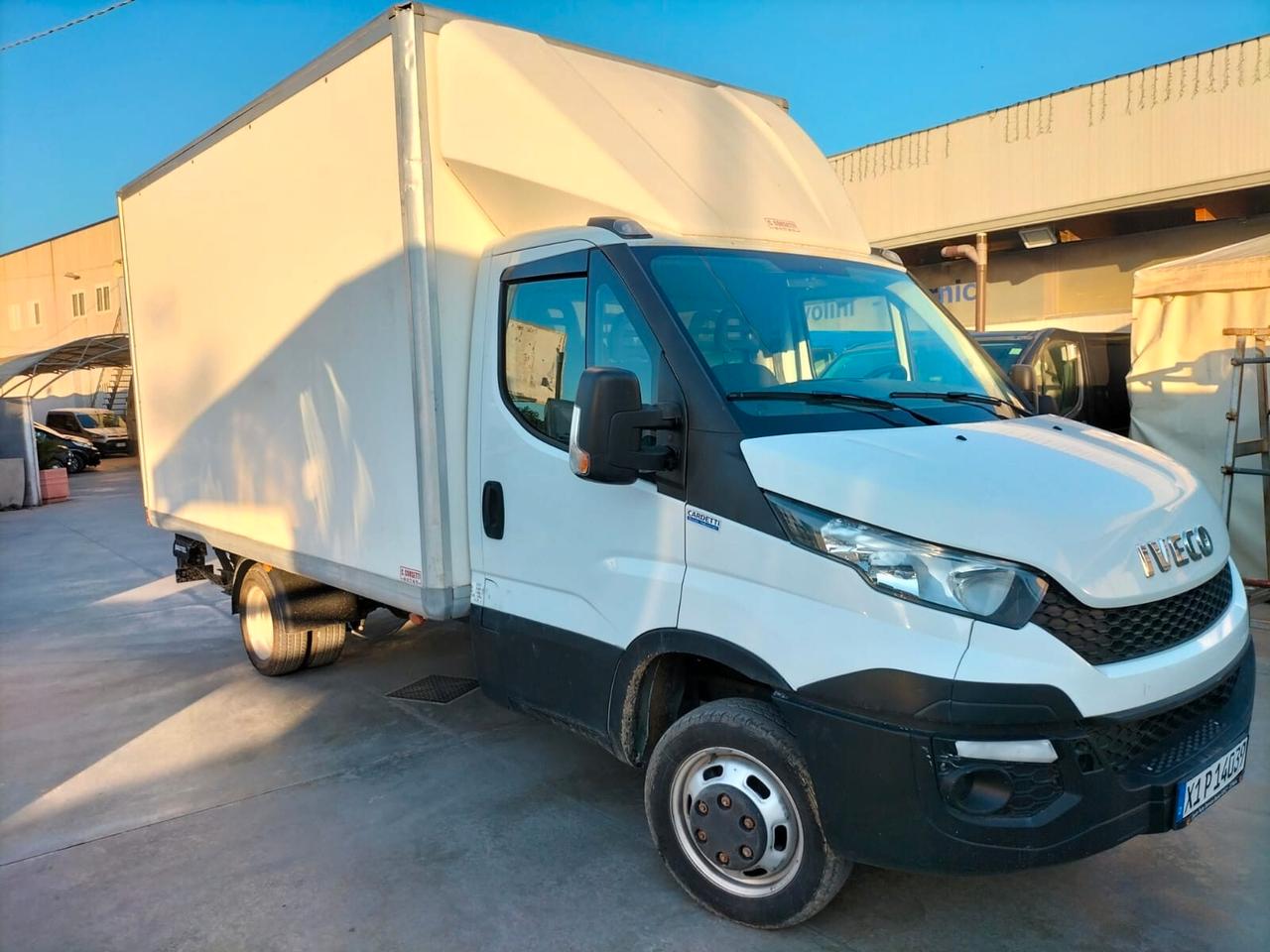 Iveco Daily con sponda caricatrice
