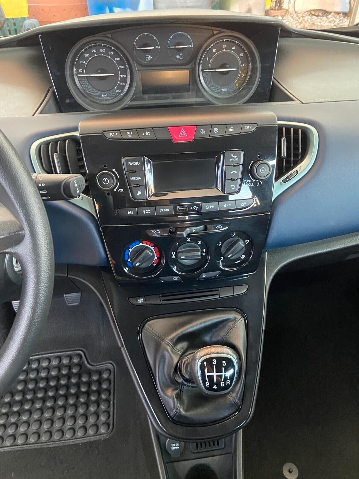 Lancia Ypsilon 1.0 FireFly 5 porte S&S Hybrid Gold