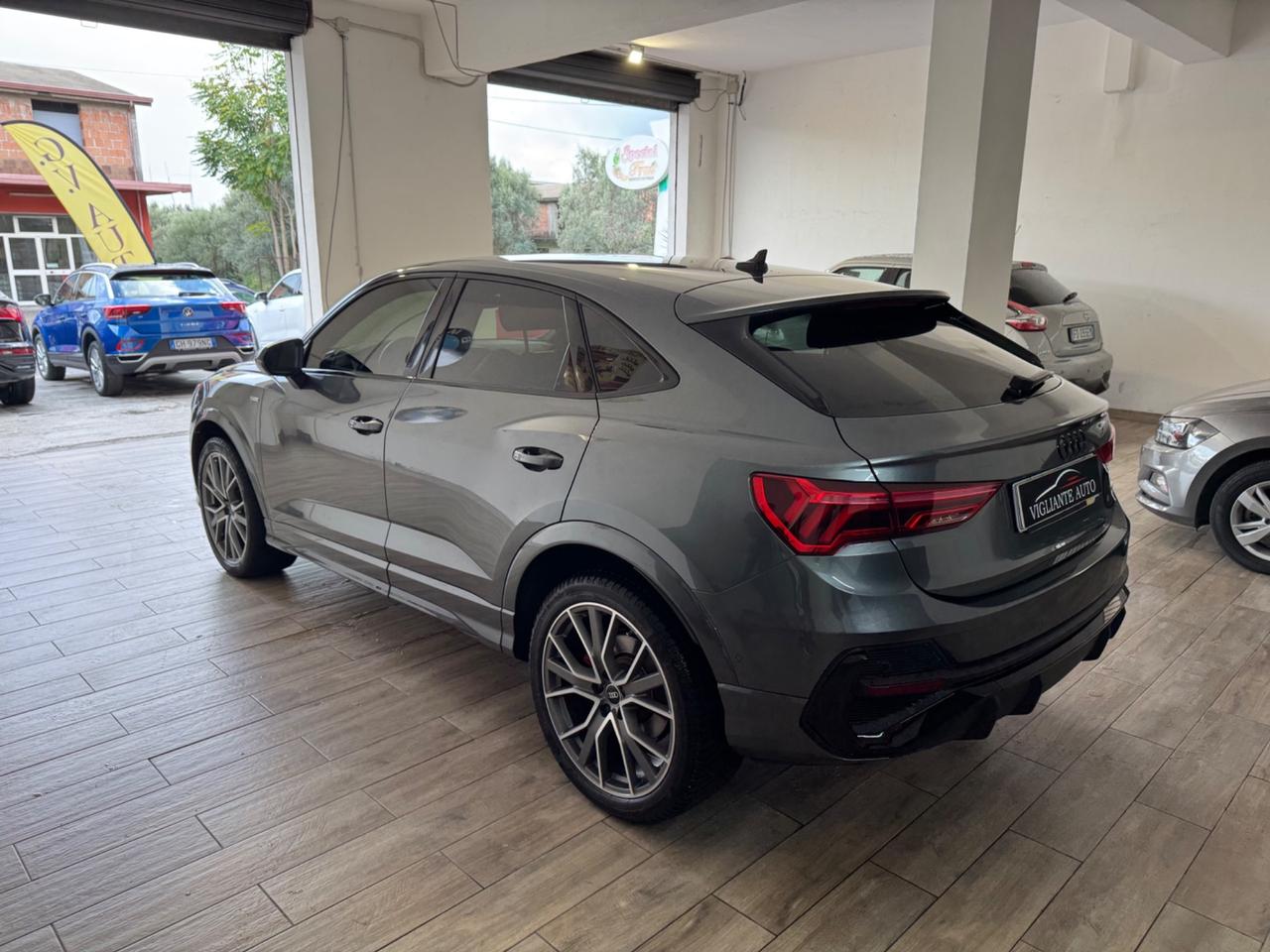 Audi Q3 40 TDI quattro S tronic Identity Black