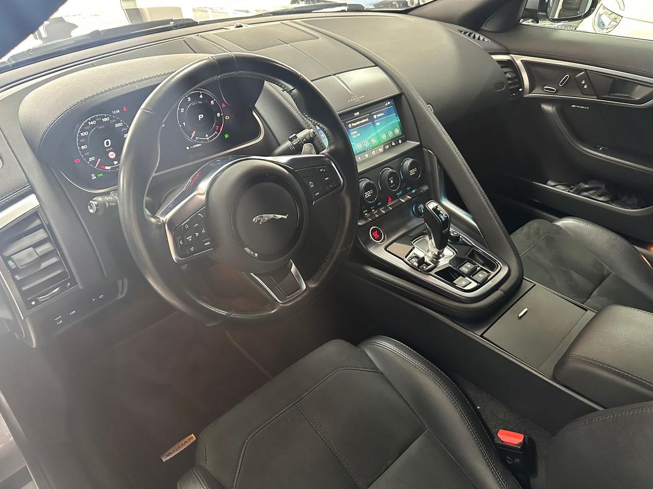 Jaguar F-Type R-Dynamic Black 2.0 P 300 Blac #8743