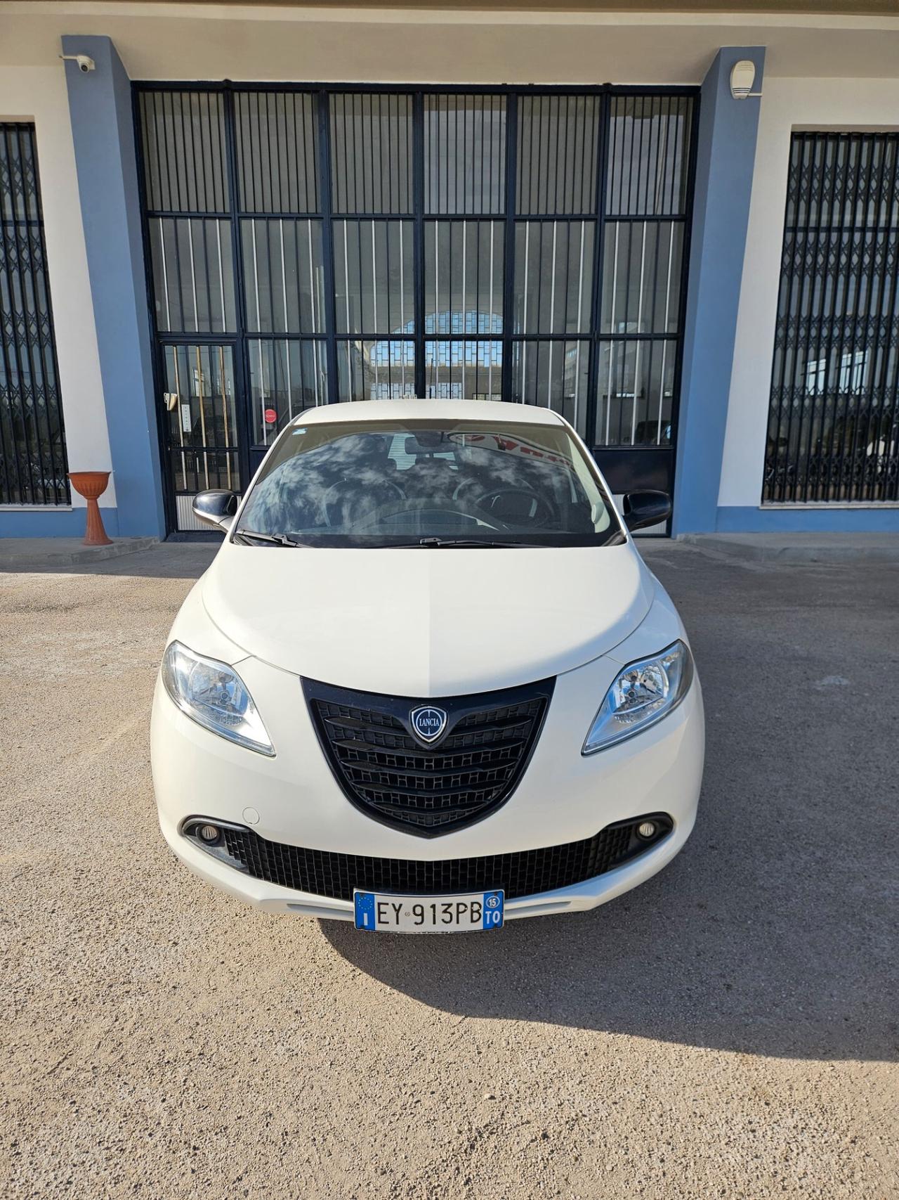 Lancia Ypsilon 1.2 69 CV 5 porte S Momodesign