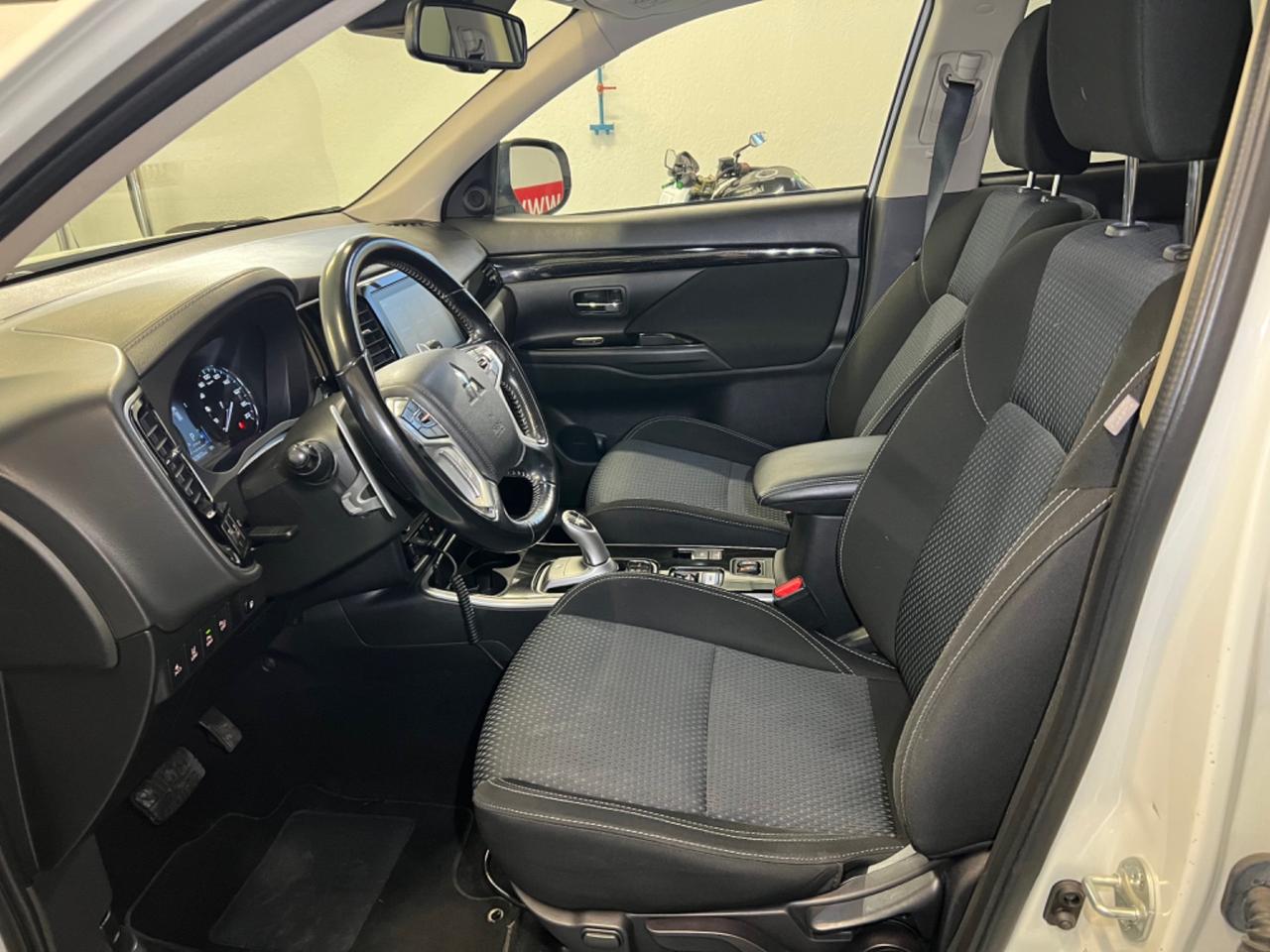 Mitsubishi Outlander 2.4 MIVEC 4WD PHEV Instyle Plus SDA