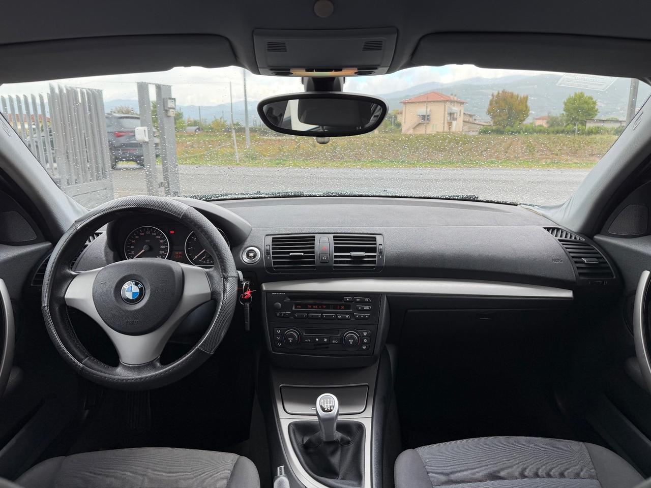 BMW 116i Futura 116cv Total Black okneopatentati