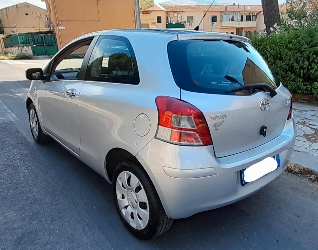 Toyota Yaris 1.0 benzina x neo patentati