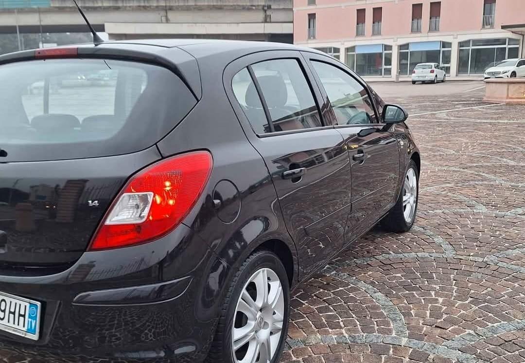 Opel Corsa 1.4 benzina/gpl