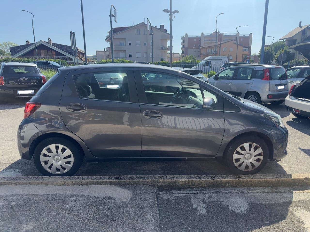 Toyota Yaris 1.3 5 porte Lounge navi telecamera full
