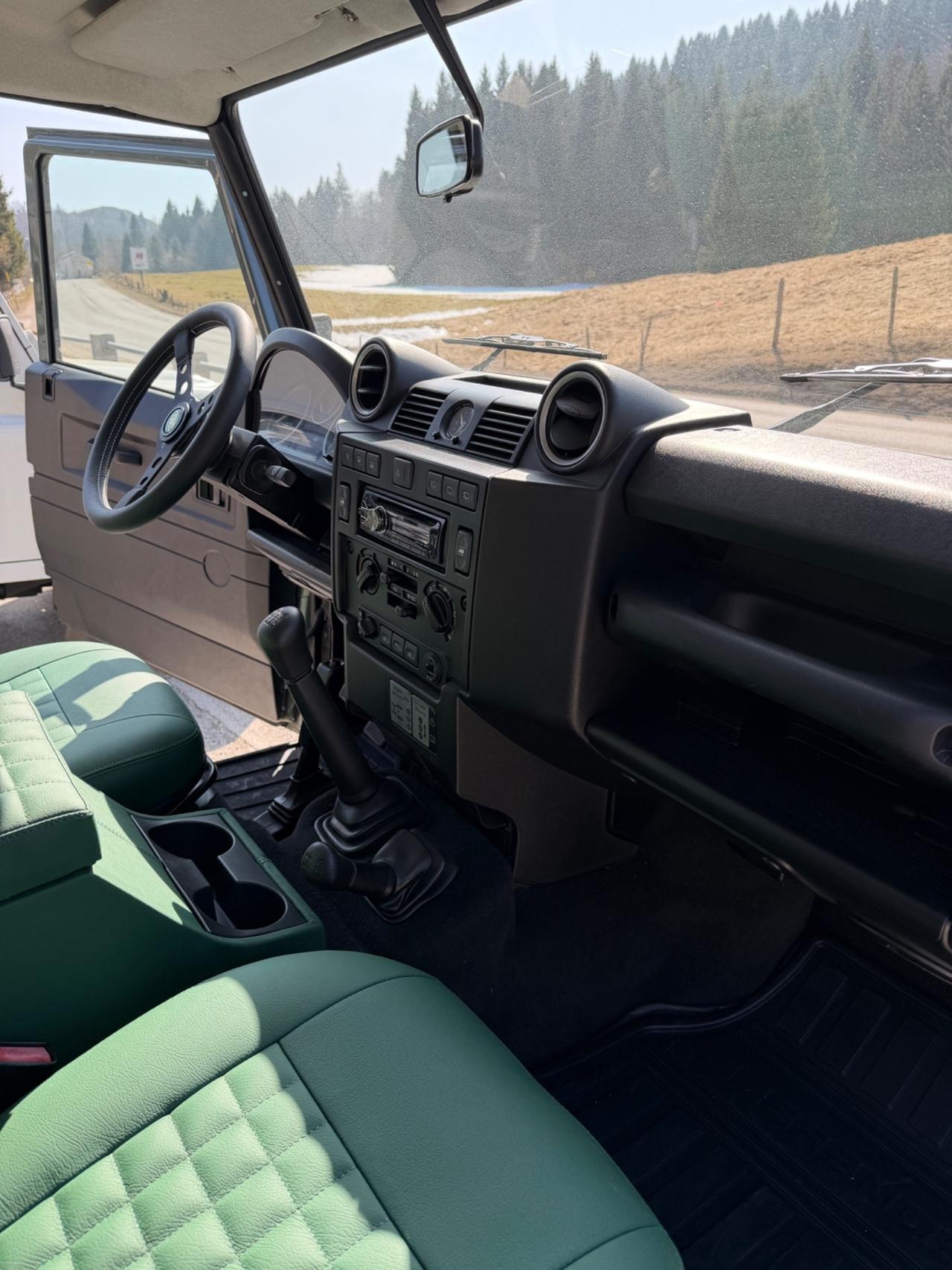 Land Rover Defender 90 2.4 TD4 Station Wagon SE