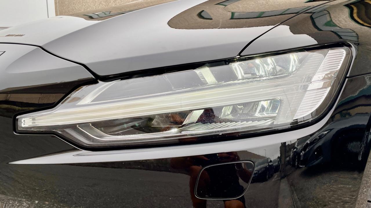 VOLVO V60 B4 2.0 GEARTRONIC MOMENTUM BUSINESS PRO 197CV - FULL LED, TETTO, SEDILI RISCALDABILI