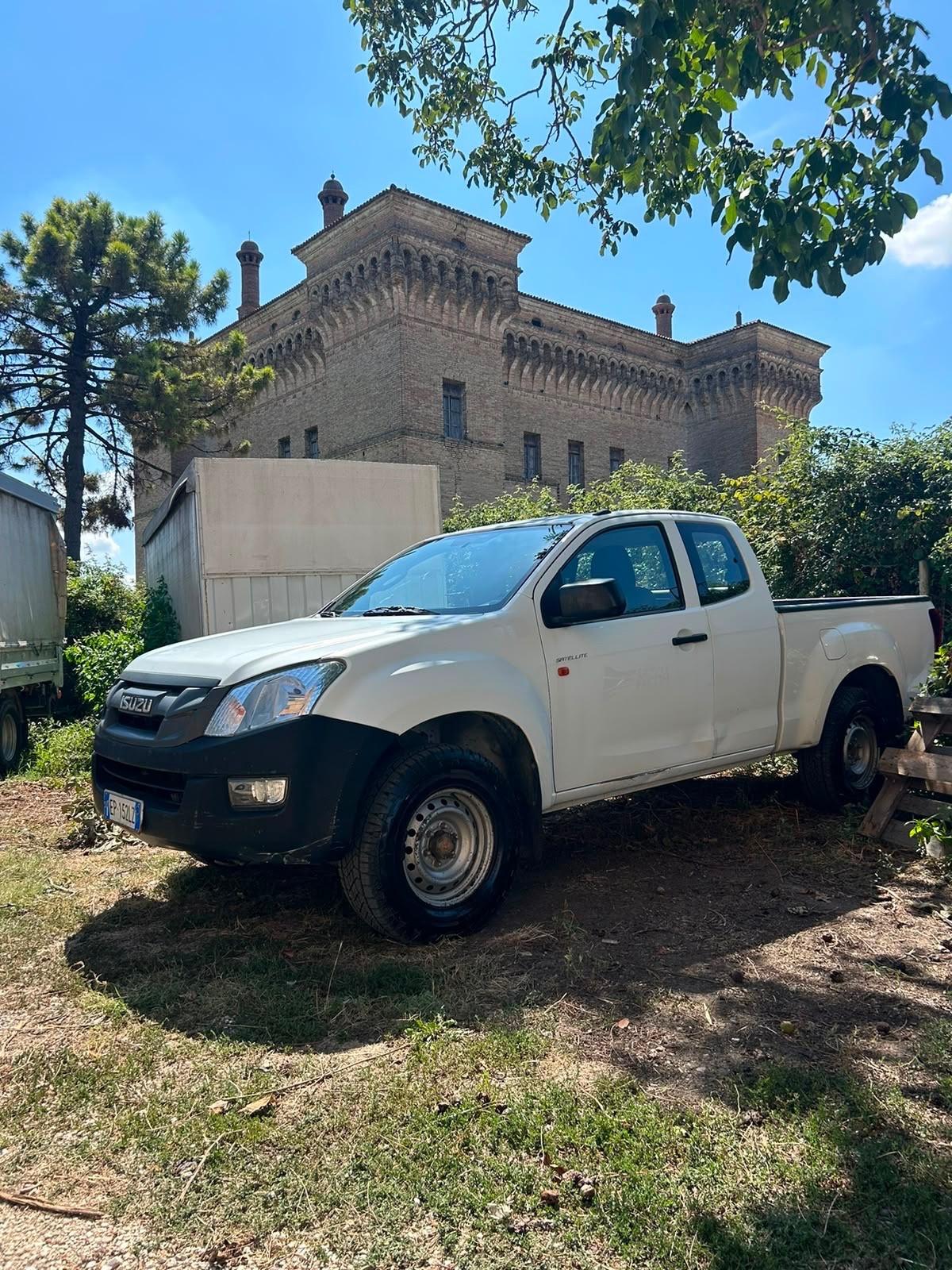 Isuzu D-Max 2.5 TD space cab 4WD 2+2 posti