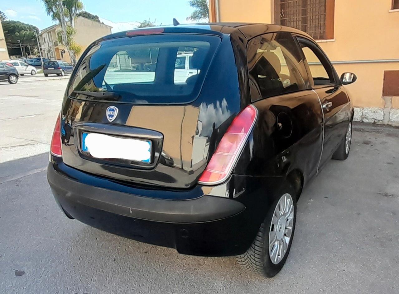Lancia Ypsilon 1.2 Momo Design