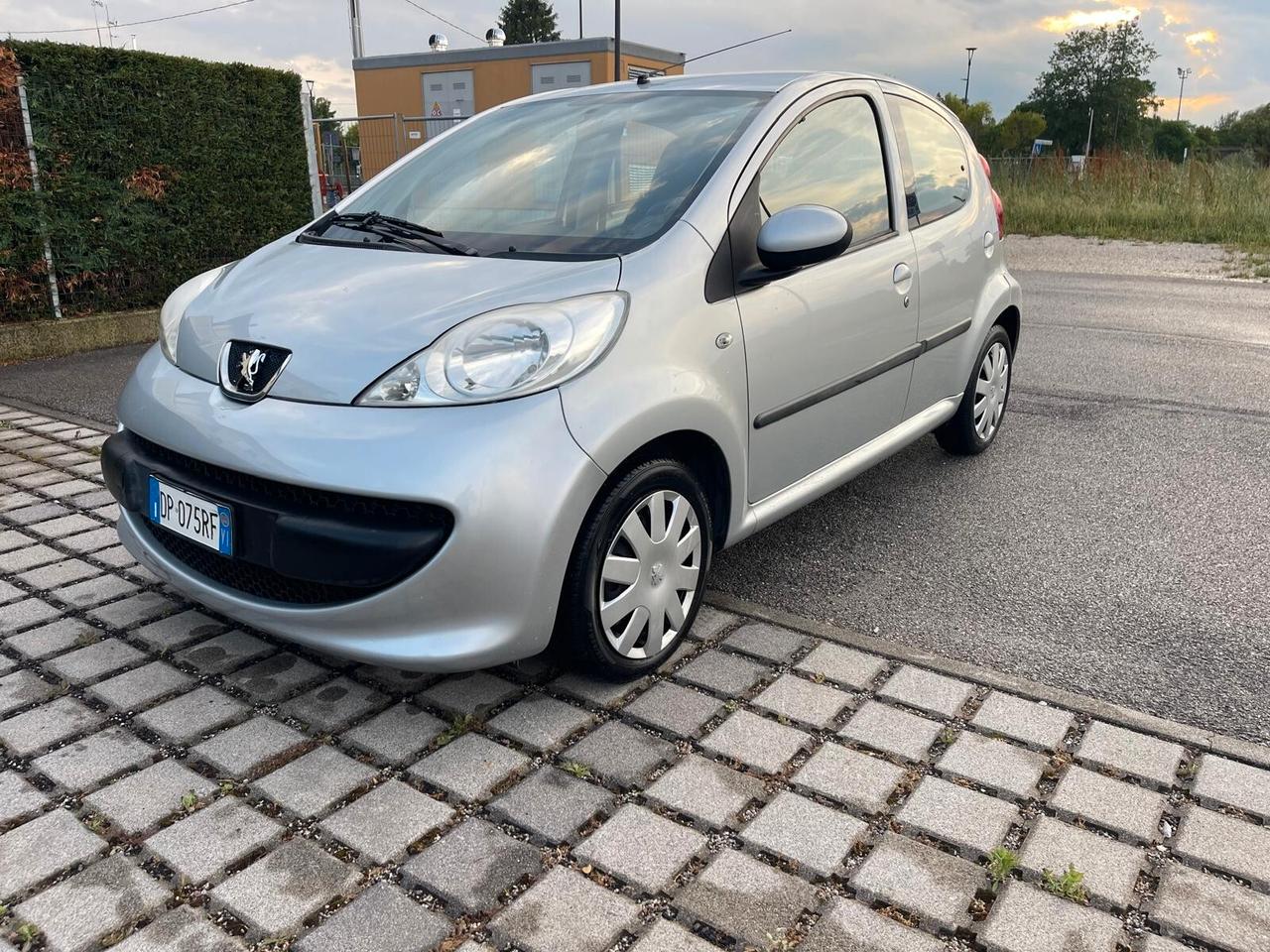 Peugeot 107 5p 1.0 12v Sweet Years AUTOMATICA