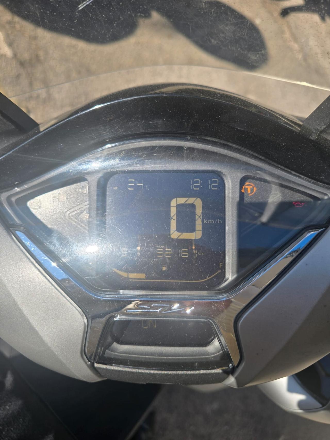 Honda SH 350 Sport con paravento e bauletto