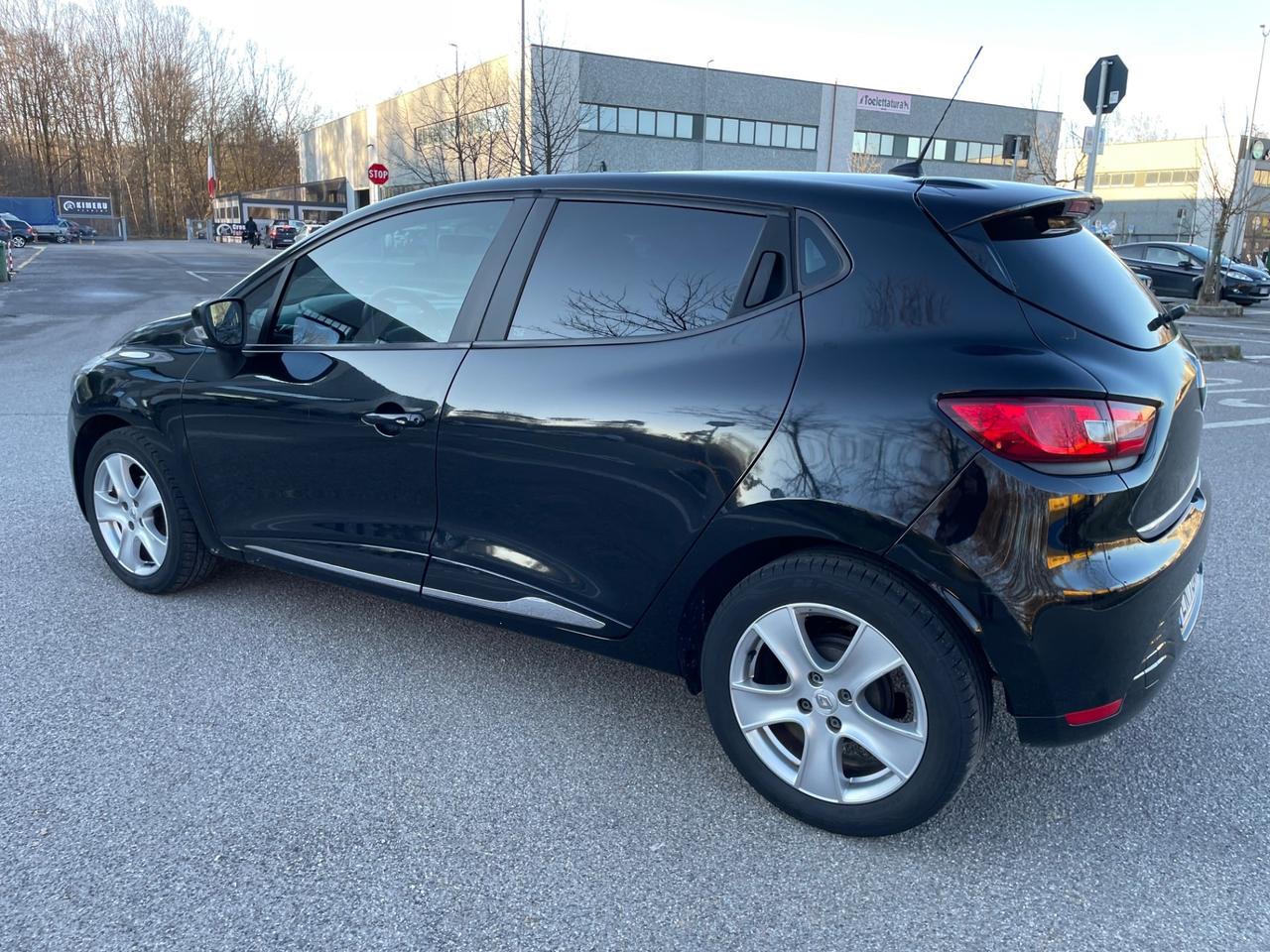 Renault Clio 1.2 16V 5 porte Live!* Neo patentati *