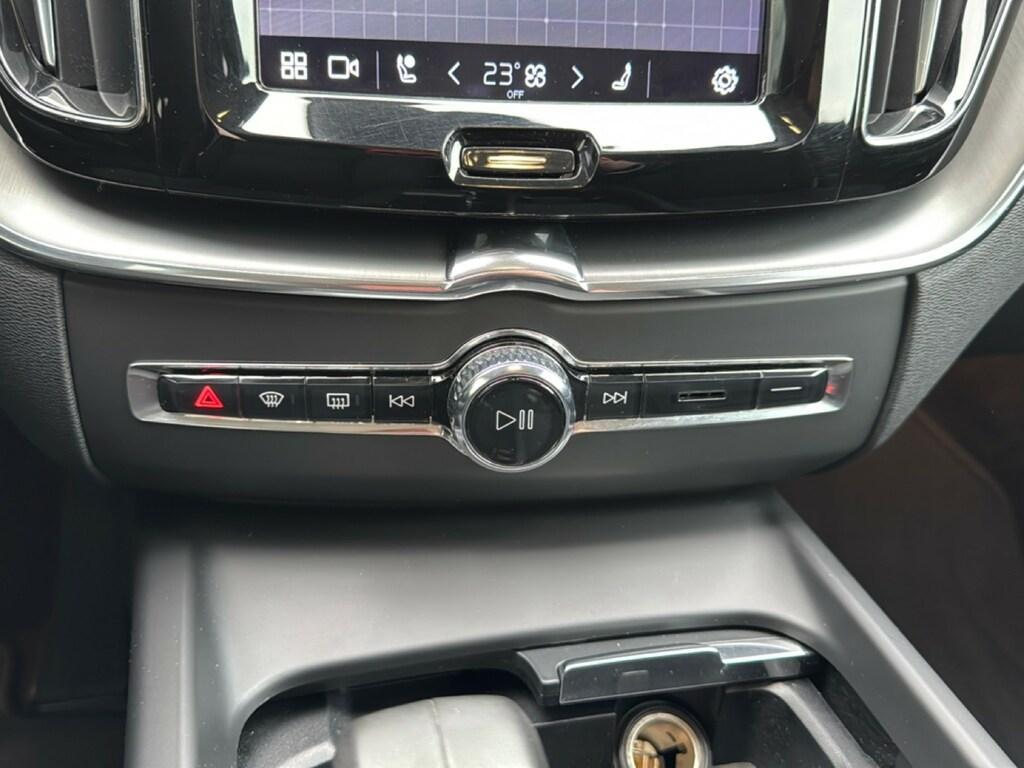 Volvo XC60 2.0 B4 Momentum Pro AWD Auto