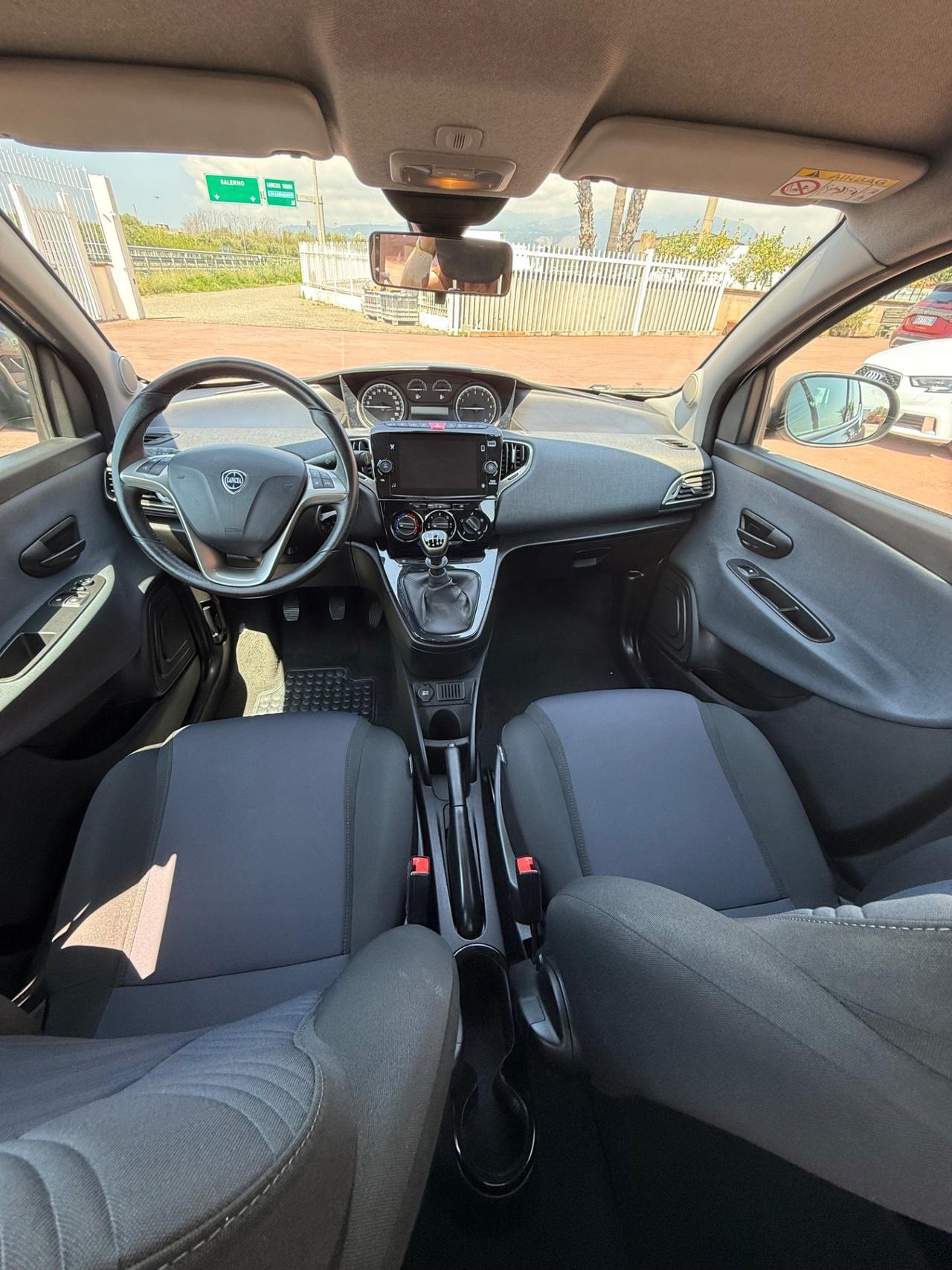 Lancia Ypsilon 1.0 Hybrid 69cv