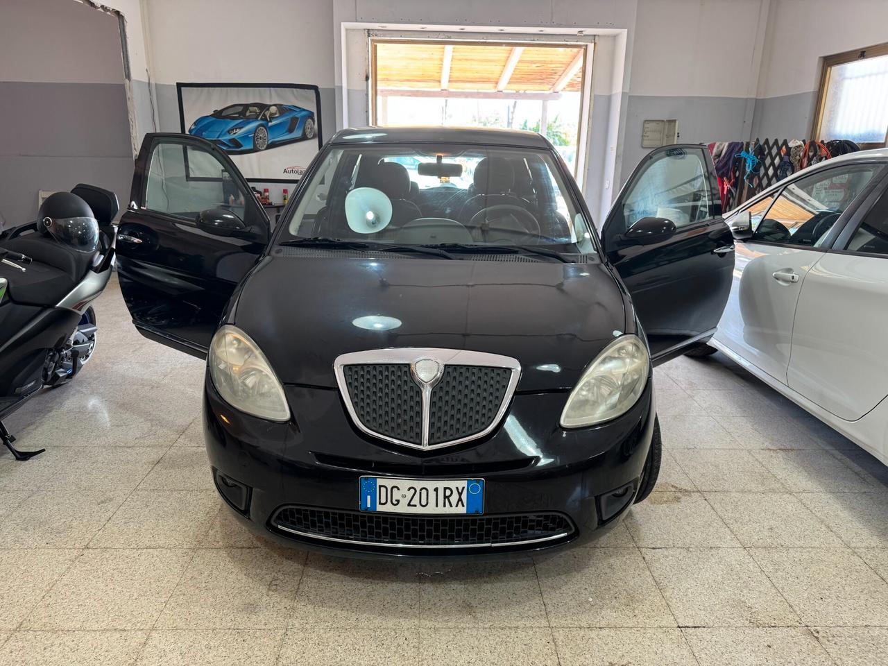 Lancia Ypsilon 1.3 MJT 90 CV Platino OK NEOPATENTATI