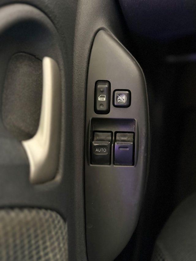 TOYOTA Yaris 1.3i 16V cat 3 porte Sol