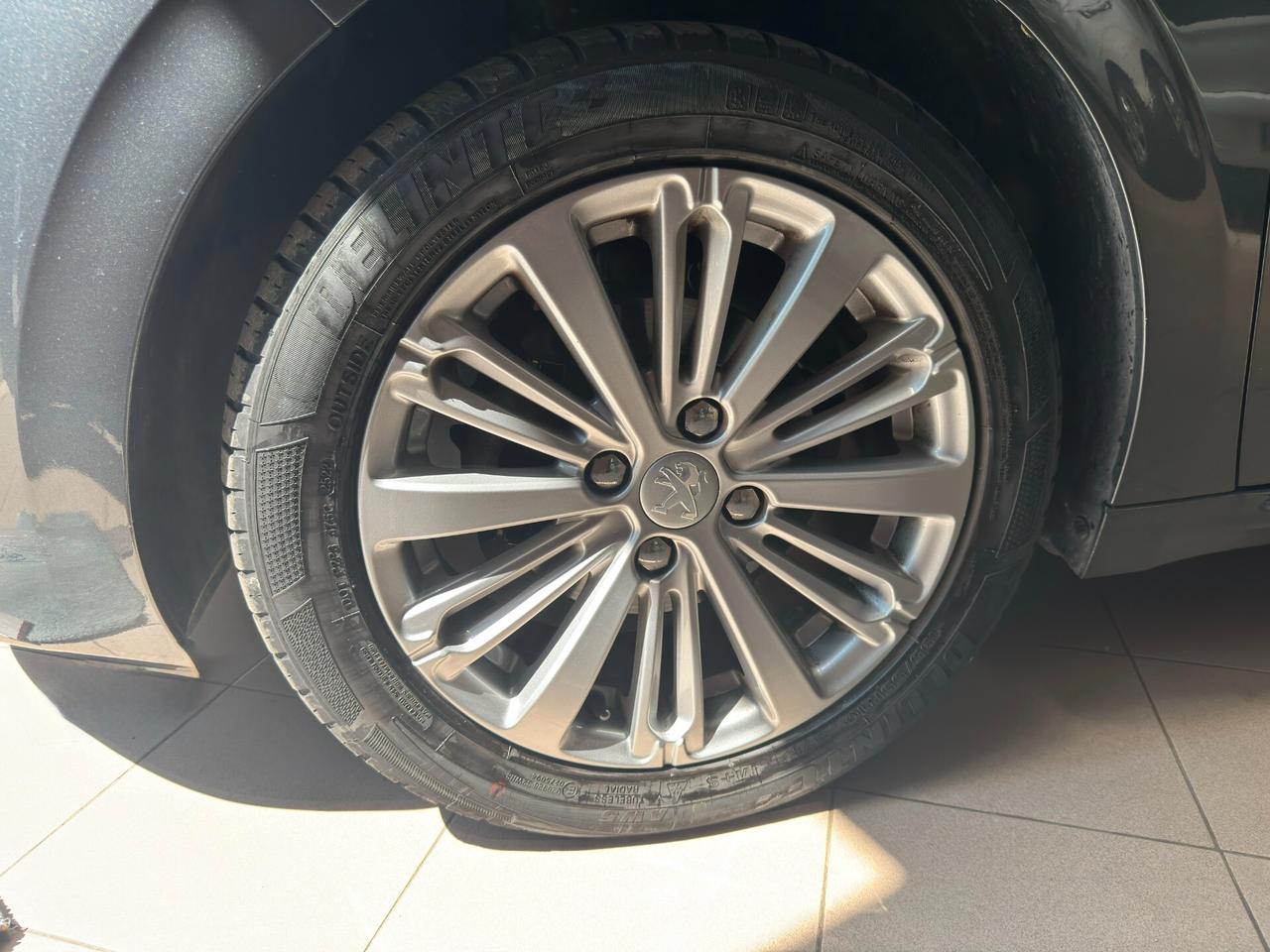 Peugeot 208 PureTech 82 5 porte Allure