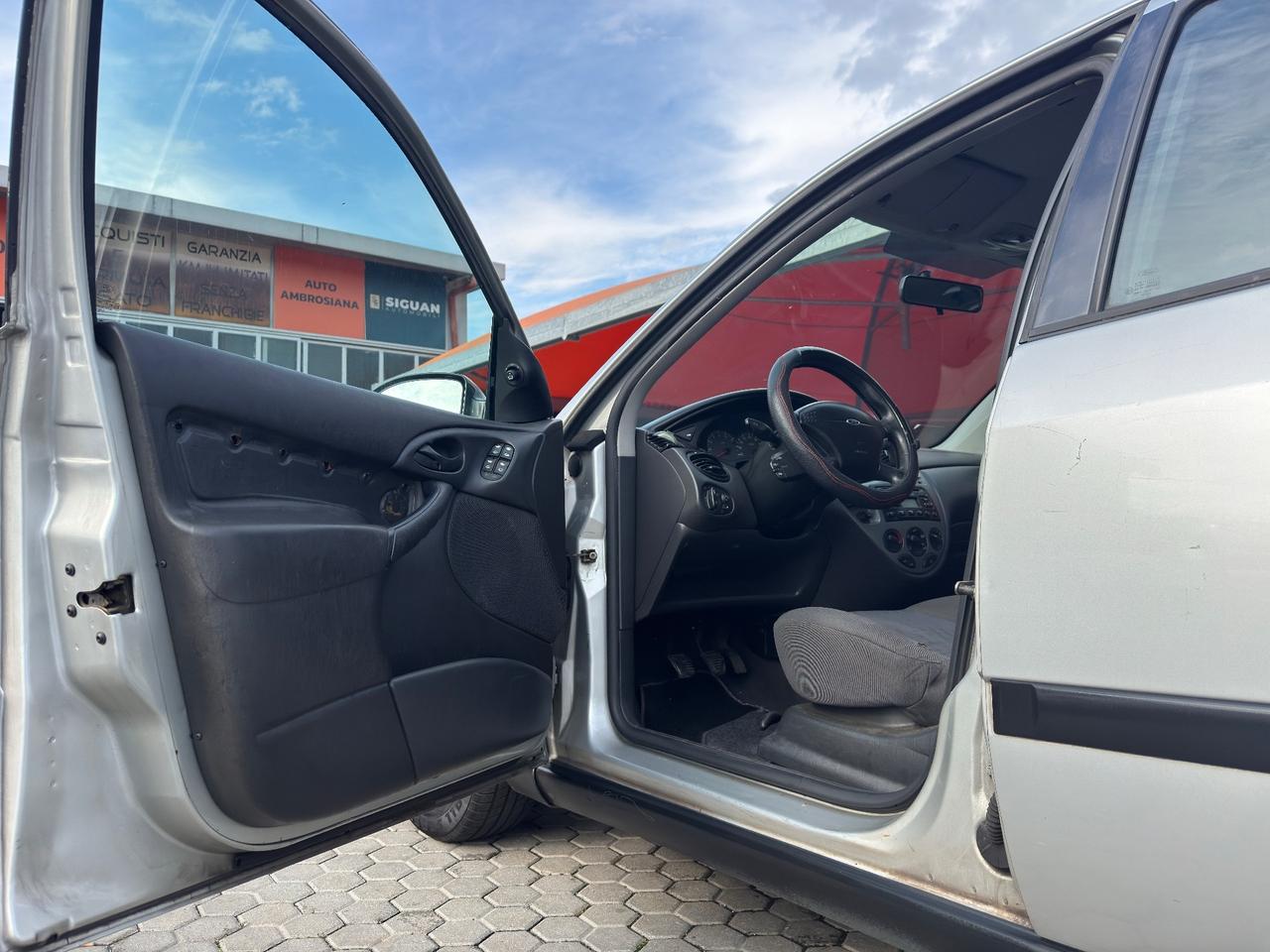 Ford Focus ADATTA A NEOPATENTATI 1.6i 16V cat 5p. Ghia