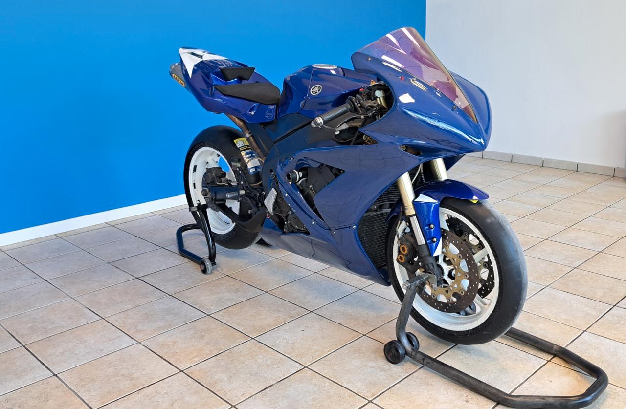 YAMAHA R1 pista