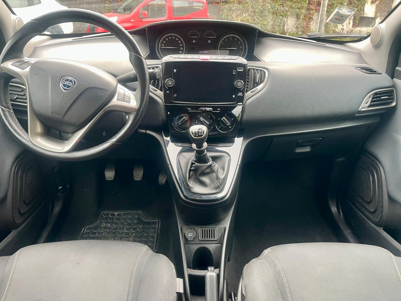 Lancia Ypsilon 1.0 FireFly S&S Hybrid Ecochic Gold Tua a soli 265€