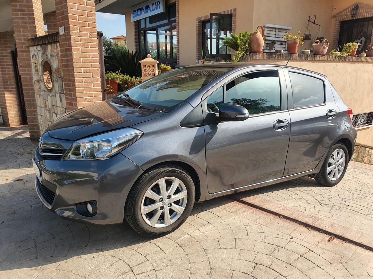 Toyota Yaris 1.4 D-4D 5 porte Lounge tetto panoramico