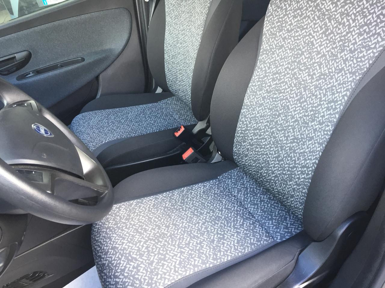 Lancia Ypsilon 1.0 FIREFLY ECOCHIC S&S HYBRID 5P. SILVER X NEOPATENTATI