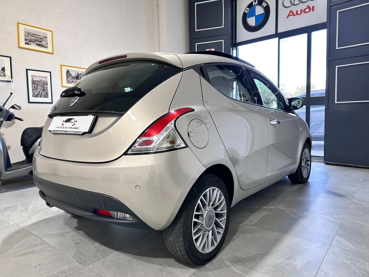 Lancia Ypsilon 1.3 MJT 16V 95 CV - PLATINO - TETTO