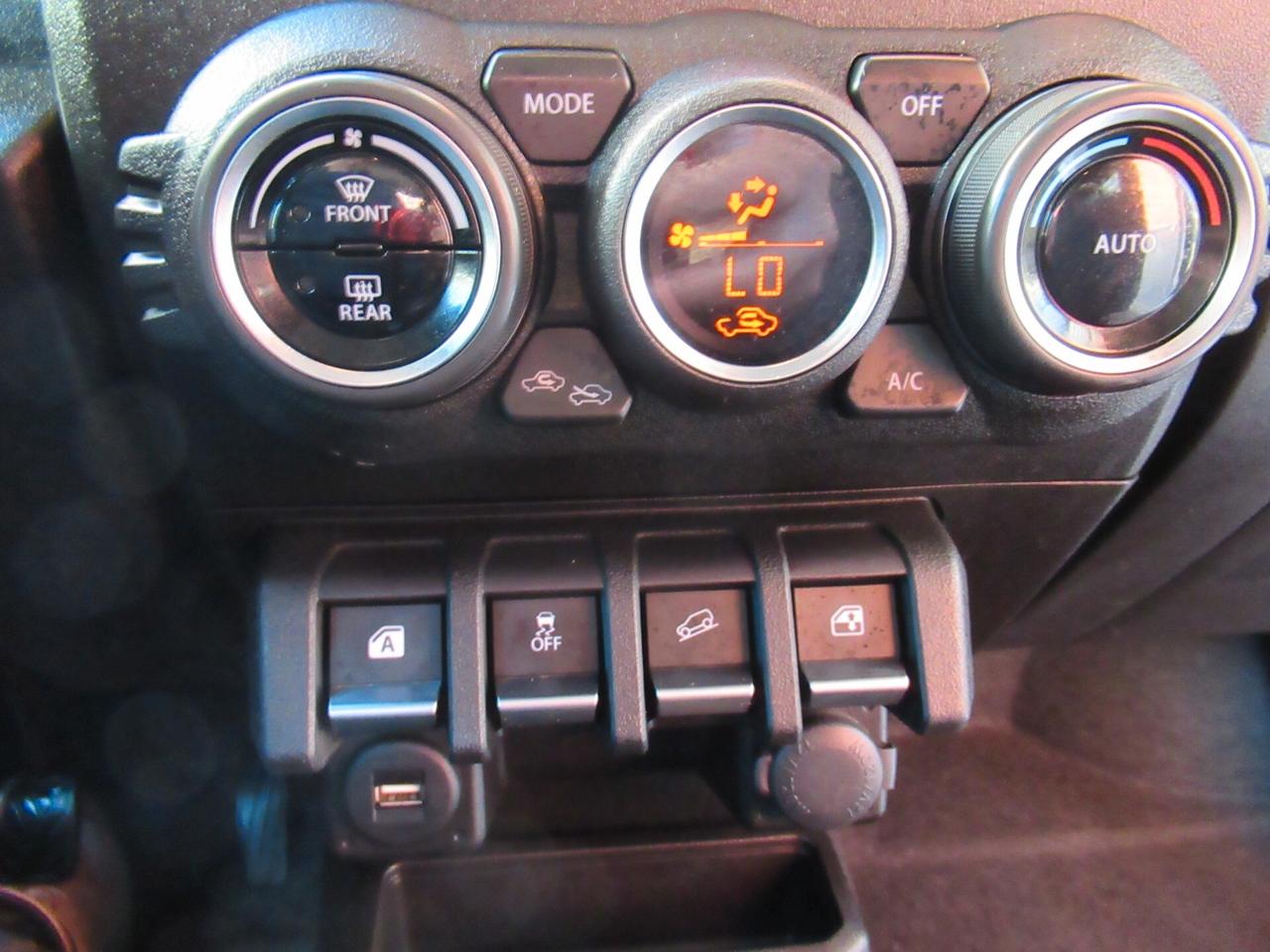 Suzuki Jimny 1.5 5MT Top