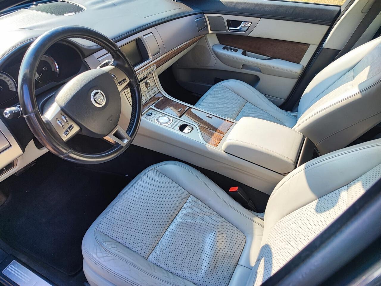 Jaguar XF 2.7D V6 luxury premium tetto panoramico