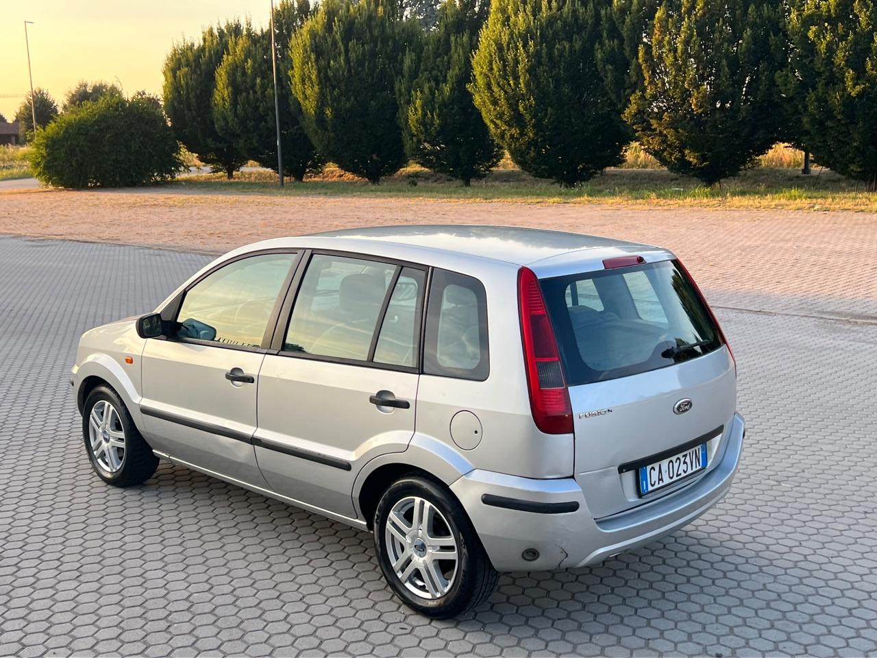 Ford Fiesta 1.2i 16V cat 5 porte Ambiente